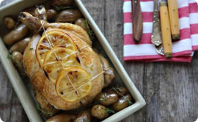 Pollo al limone con patate e rosmarino.