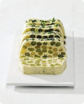 Terrina di asparagi con erbe aromatiche.