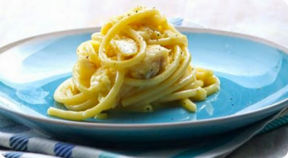 Bucatini alla carbonara con baccalà.