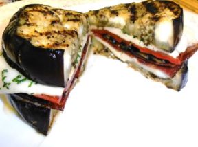 Il sandwich di melanzane con formaggio e prosciutto per l’antipasto