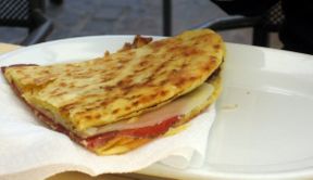 La crescia sfogliata con la ricetta tipica di Urbino