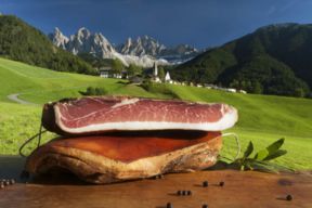 Speck e pane protagonisti nel weekend in Alto Adige