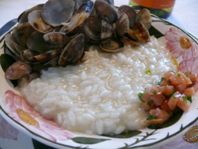 Risotto alle Vongole con Salmone affumicato ed erba cipollina. Guazza Poggioargentiera