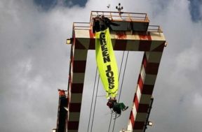 Cambiamenti climatici: Greenpeace occupa 4 centrali a carbone e manda un messaggio al G8