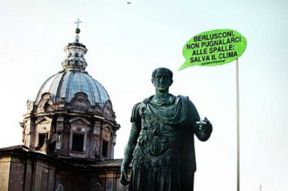 Greenpeace, appello delle statue di Roma a Berlusconi:"Ferma i cambiamenti climatici"