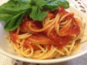 Spaghetti con passata di pomodori freschi