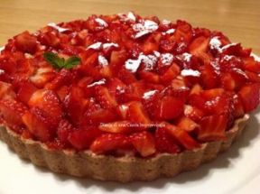 Frolla al cacao con crema e coulis di fragole