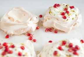 Mini Pavlova con pistacchi e melograno