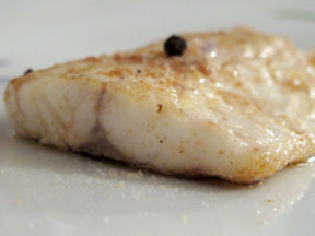 Filetto di branzino con leggera panatura alla paprika, sale azzurro e pepe nero