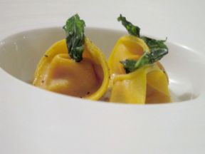 Vinciguerra | Sud : tortello di pomodoro, acqua di provola e cristalli di basilico