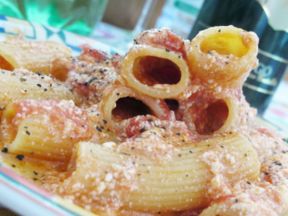 Rigatoni Cav.Cocco, pelati e ricotta.