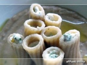 Polentina di castagne con rigatoni integrali ripieni di ricotta aromatizzata