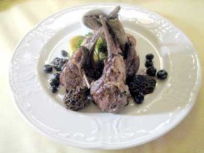 Lombatina d’agnello alle erbe con spugnole e mirtilli.