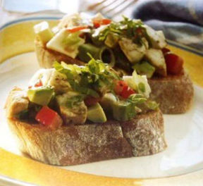Bruschetta di pollo, avocado e pomodorini