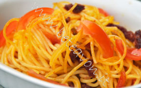 Rifatte senza Glutine: Spaghetti sfiziosi (con Pomodori e Resti di Salame di Manzo)