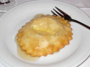 Cucina sarda: le seadas (dolcetti fritti con pecorino e miele)