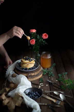 Pancakes alle mandorle, miele e mirtilli
