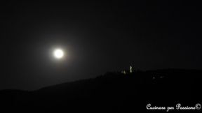 Un’antica leggenda vuole che in questa magica notte di San Giovanni, al lume della luna, si raccolgano le noci, si taglino con un coltello di cristallo e si utilizzino per preparare un “magico”, liquore…