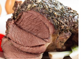 Cosciotto di agnello al forno con erbe e aglio