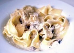 Pappardelle con ricotta affumicata e prosciutto crudo