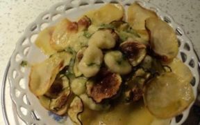 Gnocchetti con farina di riso e pesto di zucchine su un letto di patate e zucchine al forno