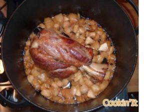 Stinco di maiale arrosto alle mele e birra