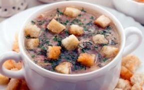 Zuppa di lenticchie, pancetta e crostini di pane