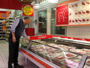 Nel macinato scelto di carne equina dell’Auchan di Torino c’è di tutto (incluso il batterio). Ma non la carne equina