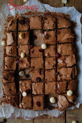 Brownies alle noci macadamia e mirtilli secchi