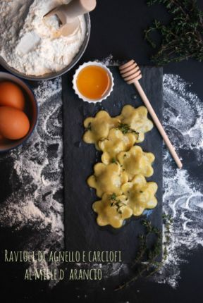 Ravioli di agnello e carciofi al miele di arancio per #mtc54 – Lamb and artichockes stuffed ravioli with orange honey, butter and thyme