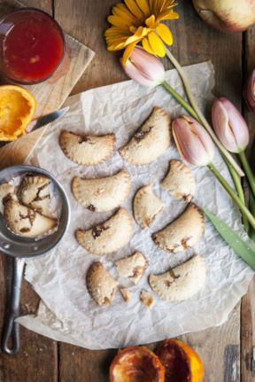 Biscotti alla rosa e cardamomo ripieni di mele e confettura di melograno – Apple and pomegranate jam filled cookies