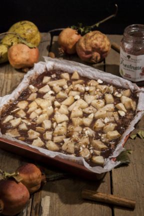 Torta di pane, pere e confettura di melograno