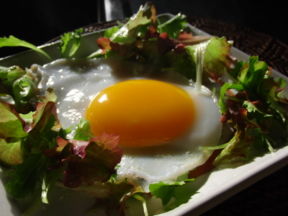 黄身がマイペースな目玉焼き