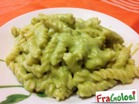 PASTA CON CREMA DI PESTO E ZUCCHINE