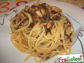 SPAGHETTI CON TONNO, FINOCCHIETTO, MANDORLE E UVETTA