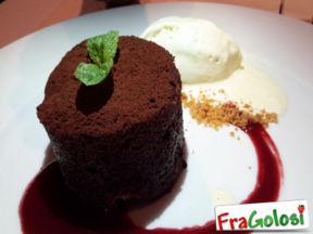 TORTINO AL CIOCCOLATO CON GELATO DI VANIGLIA SU COULIS DI LAMPONI