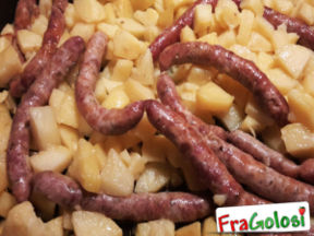 SALSICCIA AL FORNO CON PATATE