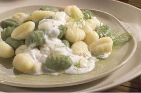Un primo piatto di stagione: gnocchi di patate al gorgonzola gratinati con provola, noci e pistacchi