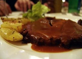 Organizzare un menu rapido: pere con caprini e lamponi, polenta al tartufo con funghi misti e tagliata di cinghiale con rucola.