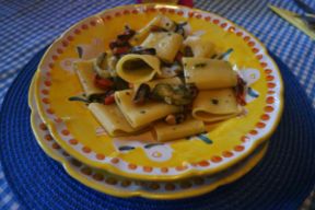 Pasta con melanzane, cozze e provolone