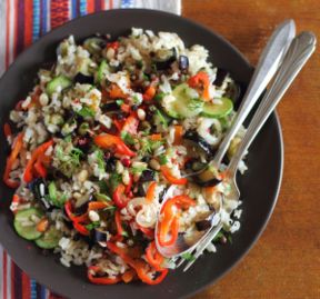 Insalata di riso integrale con verdure fresche