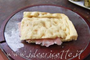 Schiacciata (o focaccia) all’olio con mortadella di Bologna