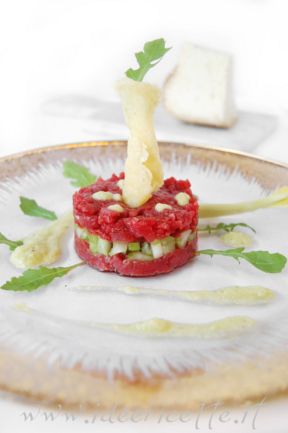 Ricetta Tartara di battuto di Fassona padana con sedano e cialda di Castelmagno d’Alpeggio