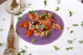 Ciuffetti di calamaro con capperi, olive di Gaeta e ciliegini semisecchi su crema di patate viola