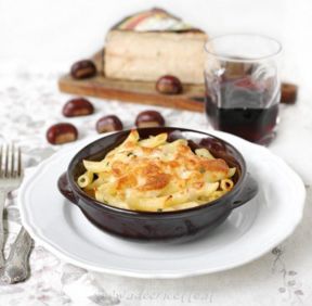 Ricetta Pasta e cavolfiore al forno con scamorza e formaggio Occelli in foglie di castagno