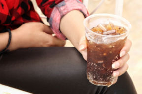 Realtà o falso mito: le bibite gassate fanno male?