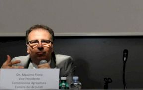 Abbiamo chiesto all’onorevole Massimo Fiorio (PD) il perché dell’ultima trovata: un’interrogazione parlamentare sul vino naturale