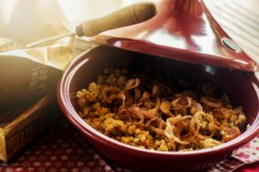 Cous Cous con albicocche secche, pistacchi e cipolle fritte