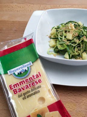 zoodles con pesto, nocciole e  Emmental Bavarese