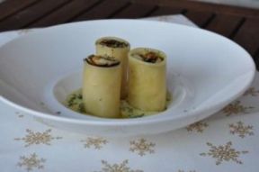 Paccheri ripieni di erborinato Blue Dessert al balsamico e patate su crema di porri al timo